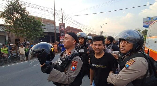 Gara-Gara Lempari Bus Harapan Jaya dengan Batu, 2 Pemuda di Jombang Nyaris Diamuk Massa!